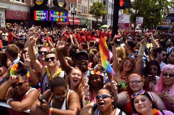 Cientos salieron a las calles de Chicago para celebrar el Orgullo Gay.