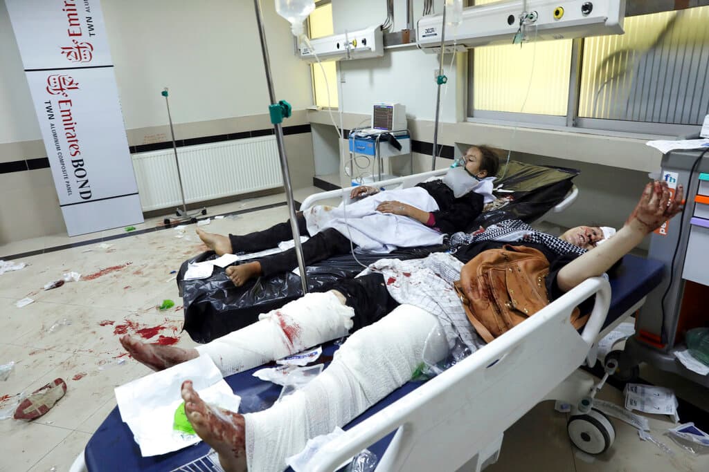 Tres bombas estallaron cerca de una escuela en Afganistán dejando al menos a 50 personas muertas