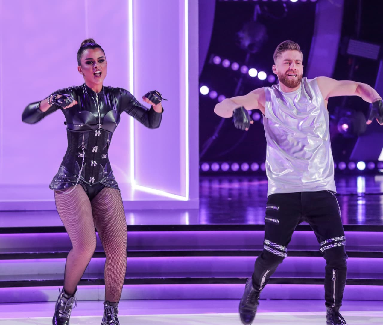 Dayanara le dijo a Clarissa que era encantadora, que conocía su cuerpo, sus curvas y su sensualidad, lo cual podía explotar.