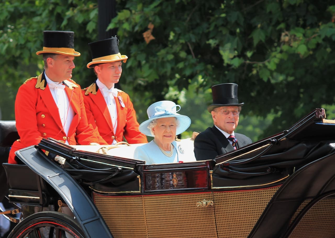La reina Isabel II se traslada todos los años al evento equino 
<b>Royal Ascot </b>a bordo de una de estas carrozas, las cuales le deben su nombre a este evento que se celebra anualmente cada verano desde 1711.
