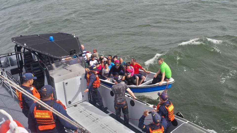 Rescatan a 20 cubanos a la deriva en aguas colombianas