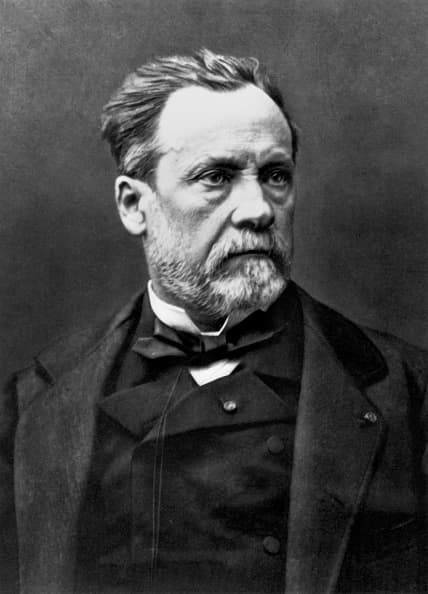 <b>Teoría de los gérmenes</b>. Durante siglos, la humanidad no comprendía cómo se transmitían y contraían las enfermedades. Se creía que se generaban de forma espontánea, prácticamente ‘de la nada’. Esto cambió cuando Louis Pasteur y Robert Koch identificaron que los gérmenes eran la causa. No obstante, les costó convencer a la comunidad científica sobre su revolucionaria teoría, que hoy nos parece tan evidente.