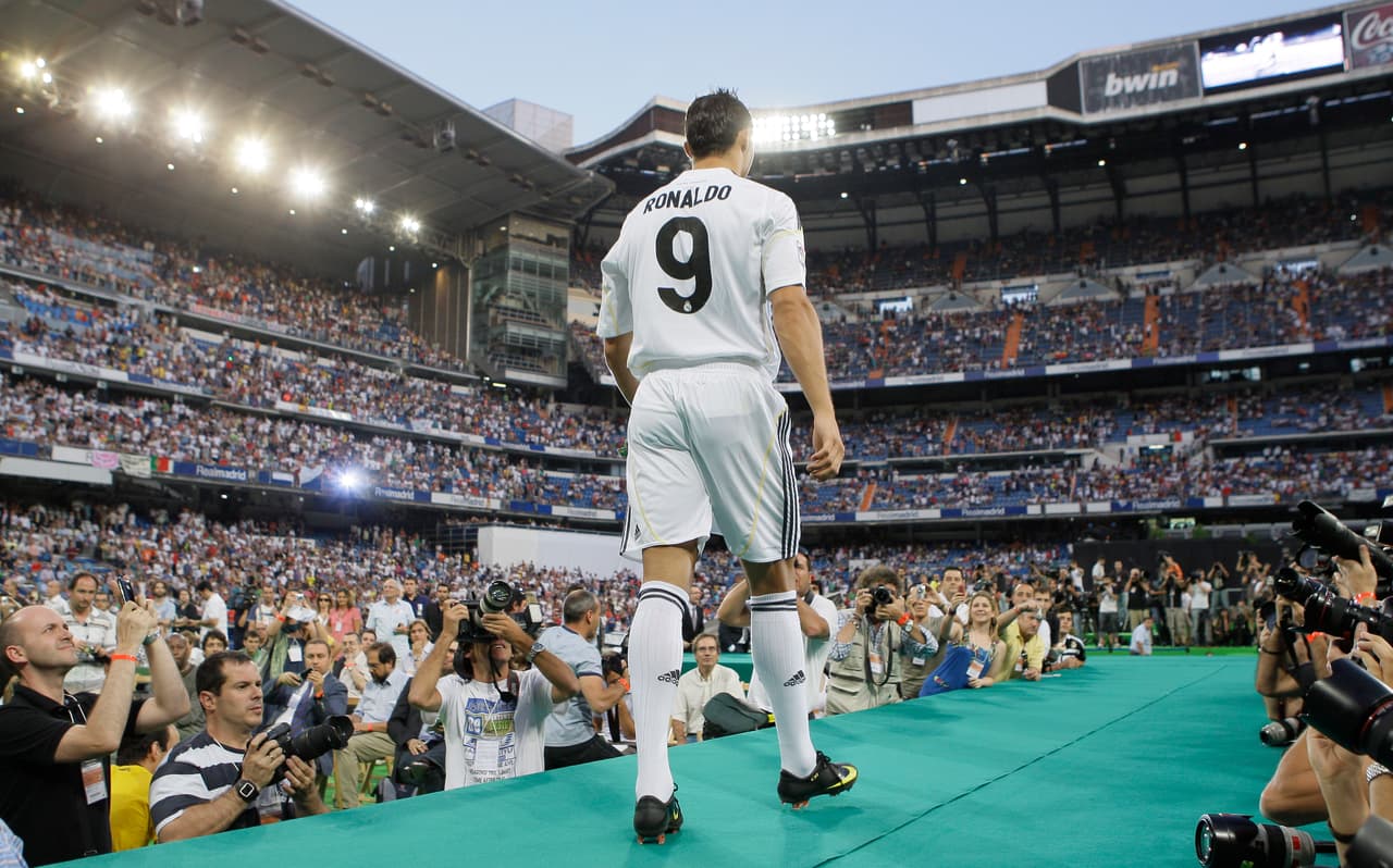 <b>Cristiano Ronaldo (2009-2010)</b>
<br>Club de procedencia: Manchester United
<br>Destino: Real Madrid
<br>Costo: 94 MDE (millones de euros)