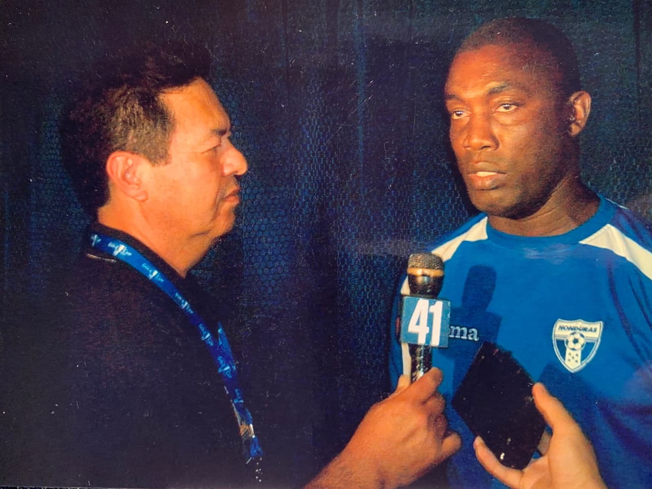 Sin embargo, la herencia de los deportes llega por vía paterna, siendo su padre un destacado jugador de fútbol al que se le conoció en sus buenos tiempos como "El Curuzo Cruz" integrante de la preselección nacional hondureña.