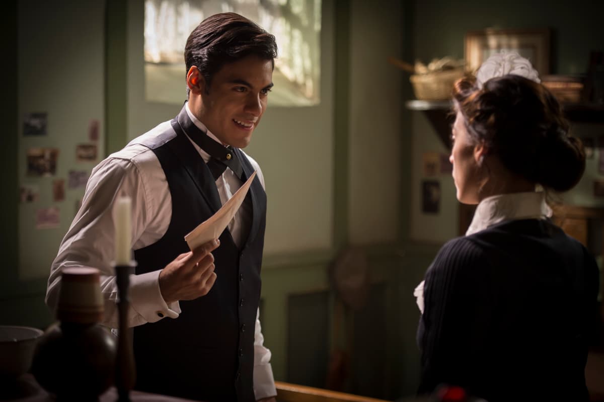 Y pestañas grandes y rizadas que le dan un aspecto de niño bueno.