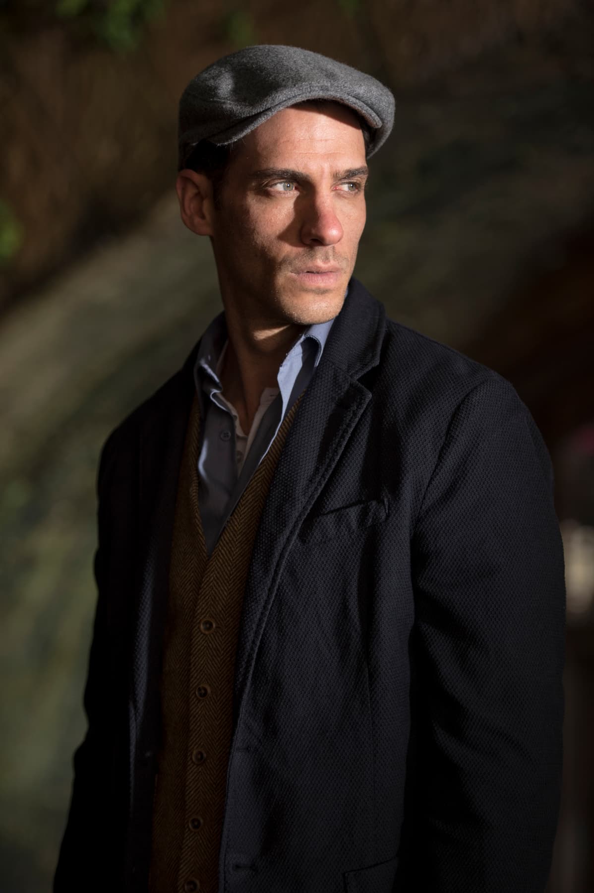 Julio llegará a ese lugar para buscar a su hermana, de quien hace mucho no sabe de su paradero.