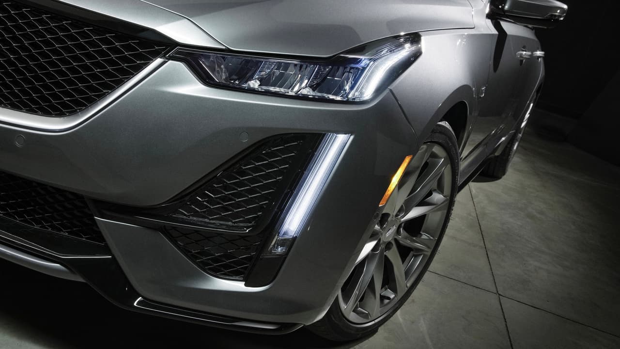 El Cadillac CT5 adopta las luces de manejo diurno (DRL) en LED que traspasan a la parte inferior del parachoques, logrando un 
<b>efecto de lágrima</b>. Una clave de diseño que se consigue en todos los modelos Cadillac, incluyendo la Cadillac Escalade.