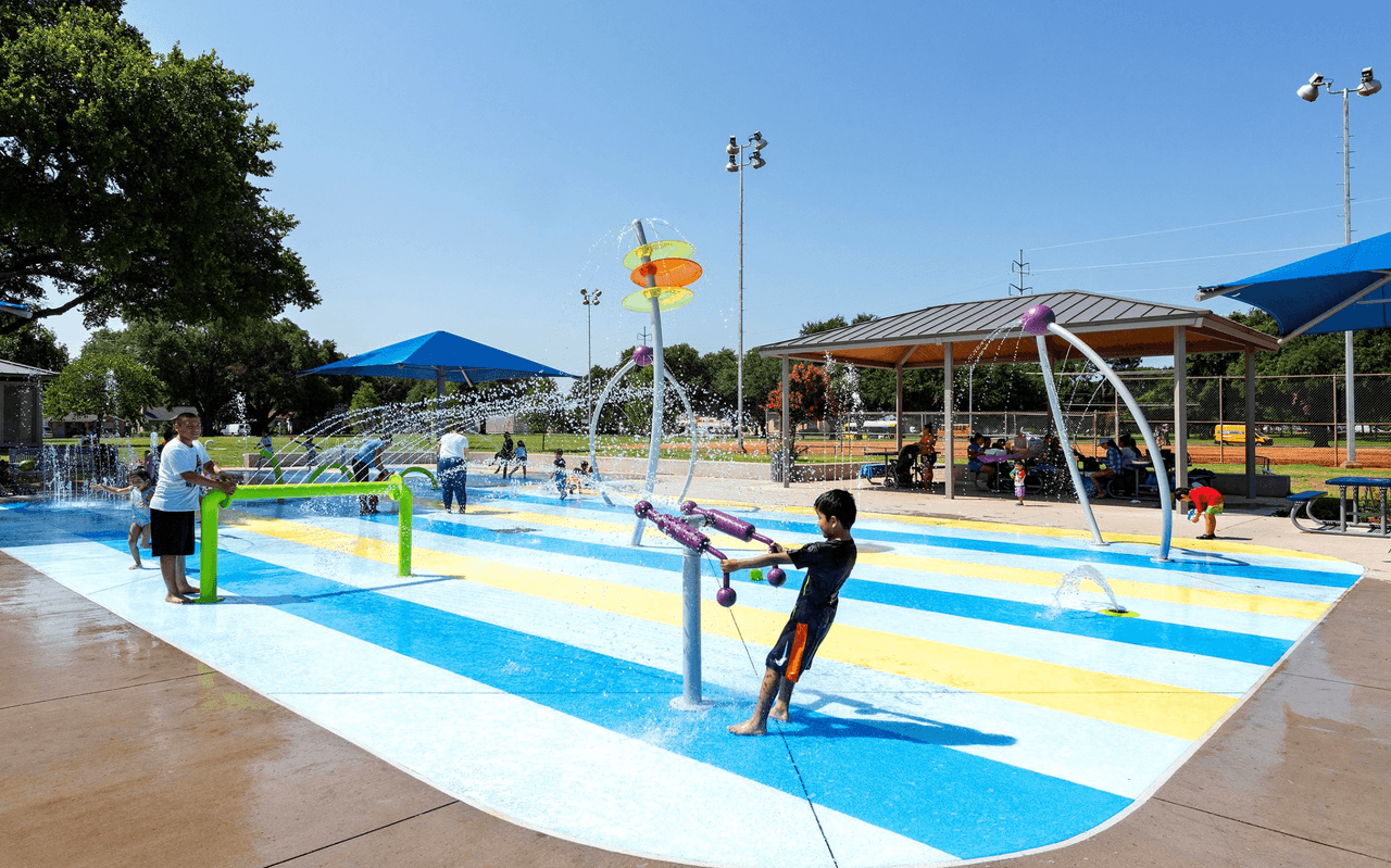 <b>GRAUWYLER SPRAYGOUND, DALLAS</b>
<br>Es un parque más pequeño cerca del área de Love Field, aun así tiene pistolas de agua y muchos árboles para pasar un buen rato en familia. Está abierto todos los días de 10 am a 8pm.Dirección: 155 Anson Rd.
<br>