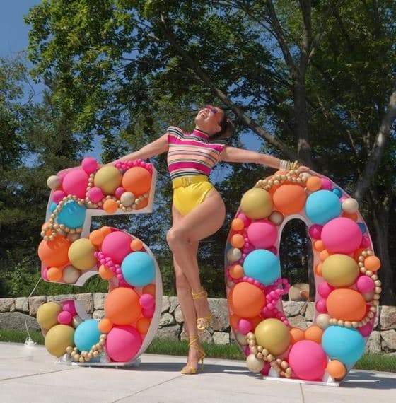 Para 
<a href="https://www.univision.com/shows/el-gordo-y-la-flaca/clarissa-lili-y-raul-felicitan-a-thalia-por-sus-50-anos-imitando-uno-de-sus-mas-celebres-looks-video">celebrar su llegada al quinto piso</a> el pasado 26 de agosto, 
<b>Thalía</b> compartió en su cuenta de Instagram una serie de fotografías en un traje de baño estilo vintage.