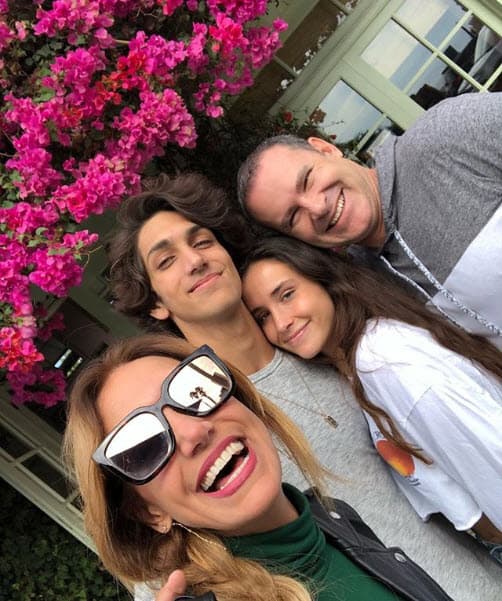 Los comentarios de los fans inundaron las publicaciones de la Flaca con felicitaciones por disfrutar unos días al lado de Lorenzo. Pero hubo algunos que especularon sobre un romance entre los hijos de los presentadores: "Y si Dios y el universo así lo quiere hasta consuegros", "Esto huele a romance, consuegros", se pueden leer en Instagram.