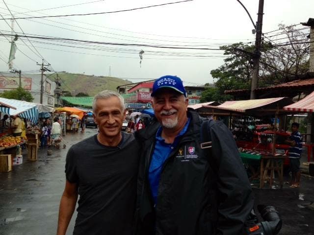 Con su amigo y camarógrafo, Jorge Soliño.