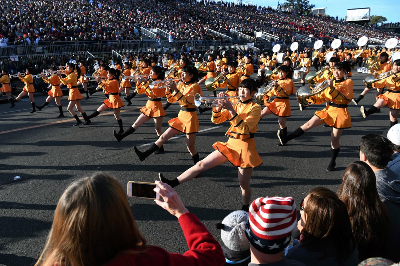 Bandas musicales de Panamá, Australia, Japón y de varias escuelas de Estados Unidos alegraron el recorrido de cinco millas y media a lo largo del bulevar Colorado y otras calles de Pasadena, California.