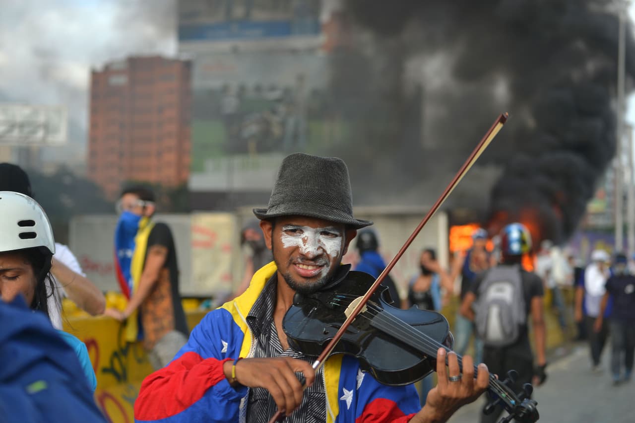 Wuilly Arteaga toca su violín durante una protesta en Venezuela