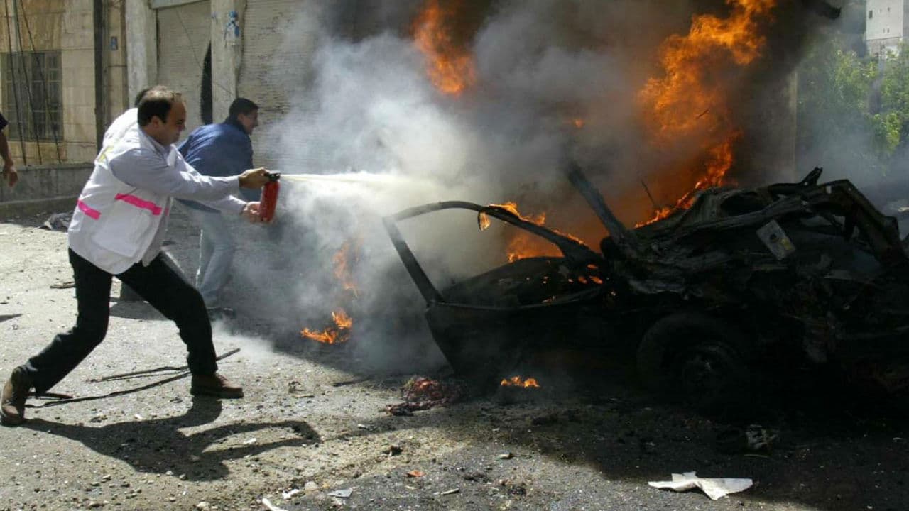 <b>¿Qué hace en caso de estar en un incendio en un auto?</b>
<br>
<br>Si el auto va en movimiento y percibes olor a quemado o notas que sale humo de alguna parte del auto, tienes que detenerlo y abandonarlo. No lo pienses dos veces.
<br>
<br>El extinguidor del auto tiene que estar a la mano; de ser posible tómalo y solo si es seguro trata de identificar el origen del incendio. Hay que actuar rápido, un fuego pequeño se puede hacer enorme rápidamente gracias la profusión de materiales inflamables que componen un vehículo como gasolina, aceites, plásticos y alfombras sintéticas.
<br>