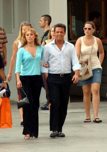 El cantante comenzó su romance con Aracely Arámbula en 2005 y duró ocho años.