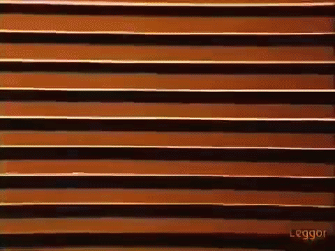 En el comercial se ve a la actriz vestida con un leotardo blanco, una cinta en el cabello y una capa roja manejando un automovil que evidentemente no se mueve.