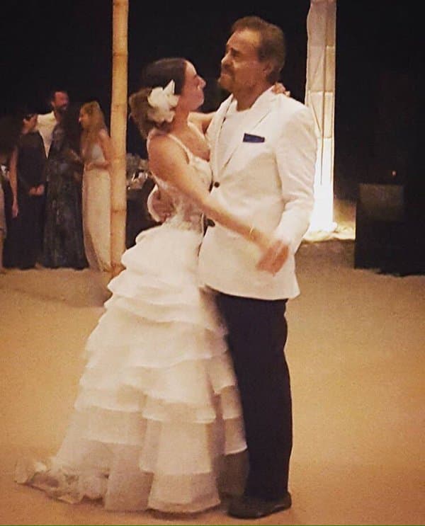 Otro de los momentos más emocionantes fue cuando el papá lloró al abrir la pista con su hija.