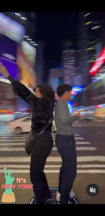 Varios fans de la sudamericana lanzaron piropos al chico y a ella hasta 
<b>la llamaron "suegra"</b> al ver cuánto ha crecido Xander. Casi la supera en estatura.
<br>