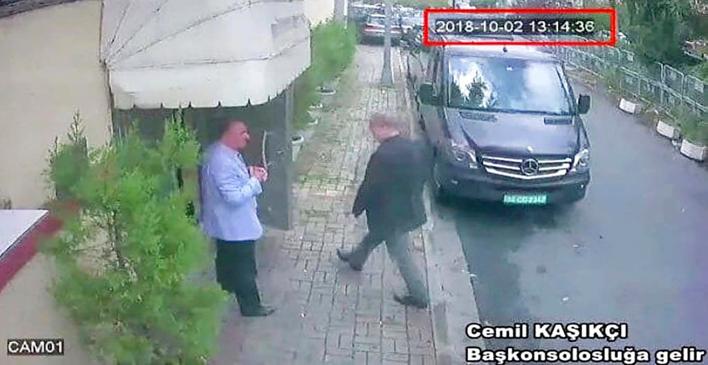 Imagen tomada de cámara de vigilancia obtenida por el medio truco Hurriyet y proporcionada el martes 9 de octubre de 2018, dice mostrar al periodista saudí Jamal Khashoggi entrando al consulado saudí en Estambul el martes 2 de octubre de 2018. (CCTV/Hurriyet vía AP)
