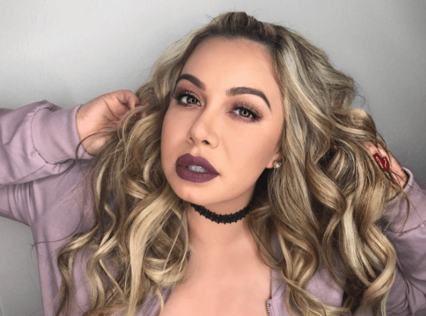 Aunque sus lindas facciones también hacen cuenta de la genética que le heredó la bella Jenni Rivera.