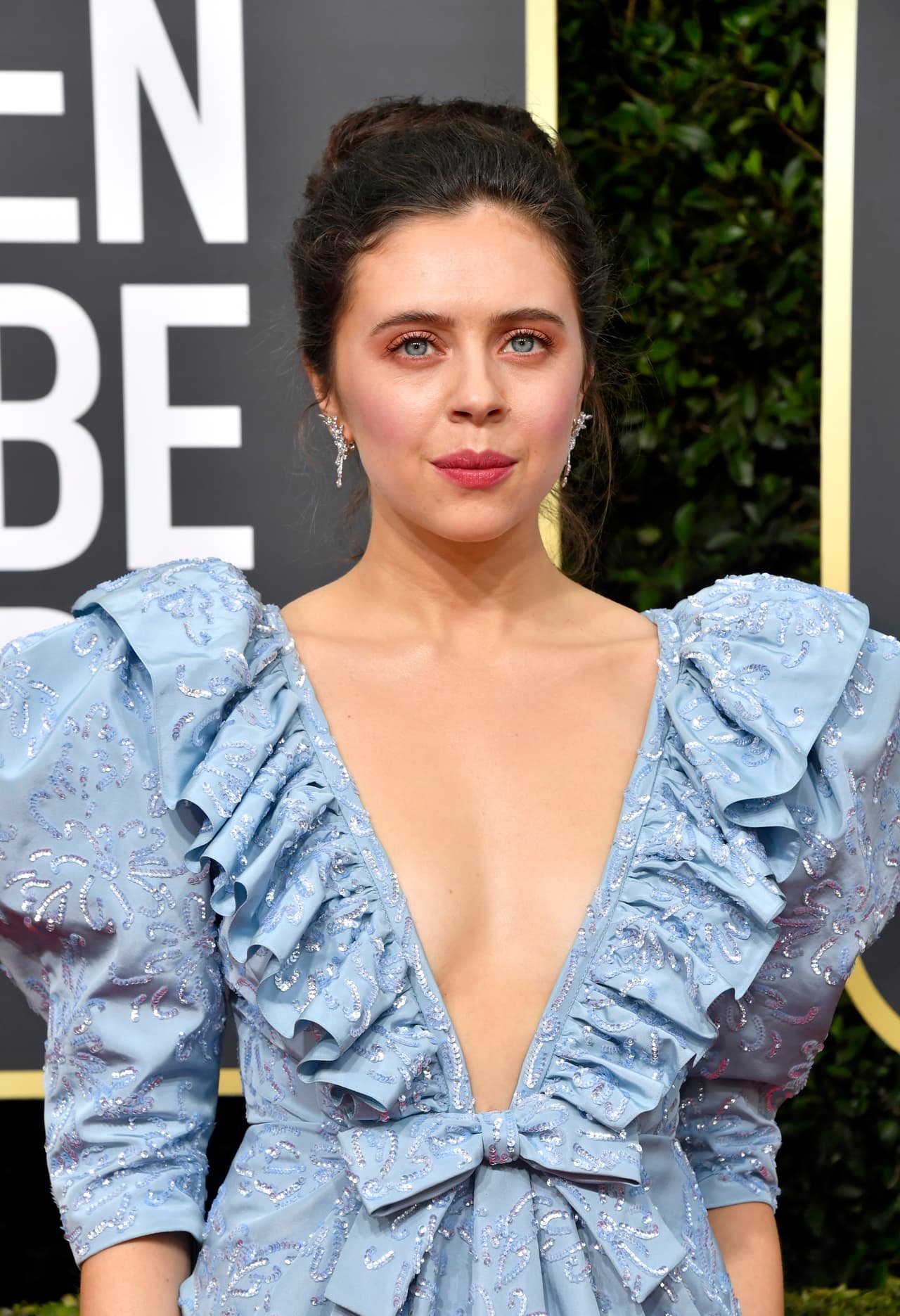 Los lazos, mangas abullonadas y fruncidos estaban 'inocentemente' rematados con un lazo.