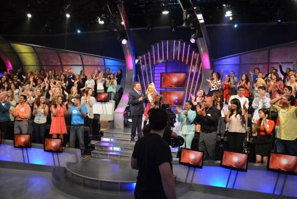Envuelta en el espiritu de la juventud, las flores y el amor hará reír a todos en el estudio.