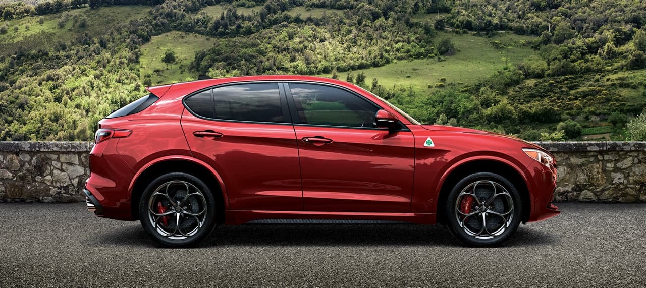 Con la clara forma exterior de un SUV, la Stelvio 2018 muestra detalles típicos de Alfa Romeo, como el trébol de cuatro hojas en el guardabarros delantero, además de verse el parecido con el Giulietta.