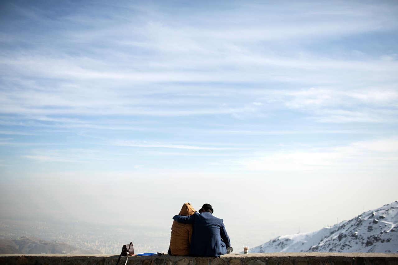 La pesquisa amorosa se ha transformado. Antes sólo era posible conocer parejas potenciales por medio de familiares, amigos, el trabajo o en sitios públicos como bares y cafeterías