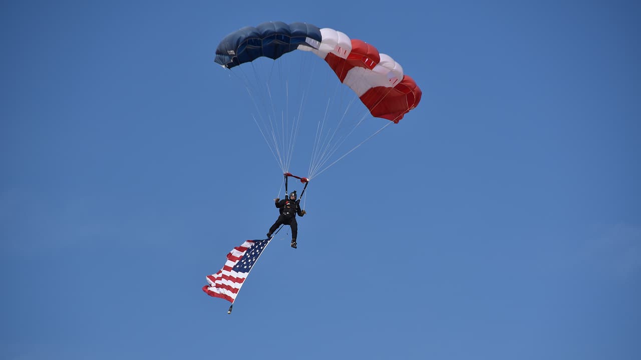 Los pases de estacionamiento cuestan $10 si se compran en línea antes del jueves 15 de febrero. El estacionamiento cuesta $15 el día del evento. Sólo tarjetas de crédito.