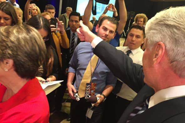 En una de las elecciones más reñidas y anticipadas, los candidatos republicano Doug Ducey y el demócrata Fred Duval esperan los resultados.  