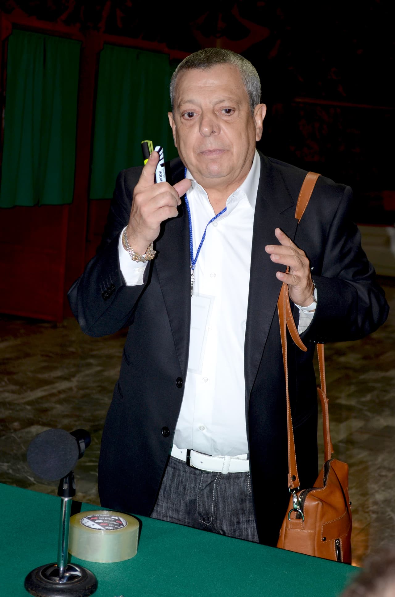 Bono, quien 
<b><a href="https://www.univision.com/entretenimiento/exclusiva-cesar-bono-fue-amigo-de-juventud-de-jose-jose-pero-carga-con-una-culpa-que-por-fin-confeso" target="_blank">ha sido amigo de 'El príncipe de la canción' desde hace mucho tiempo</a></b>, dijo que el cantante estaba internado debido a una infección.