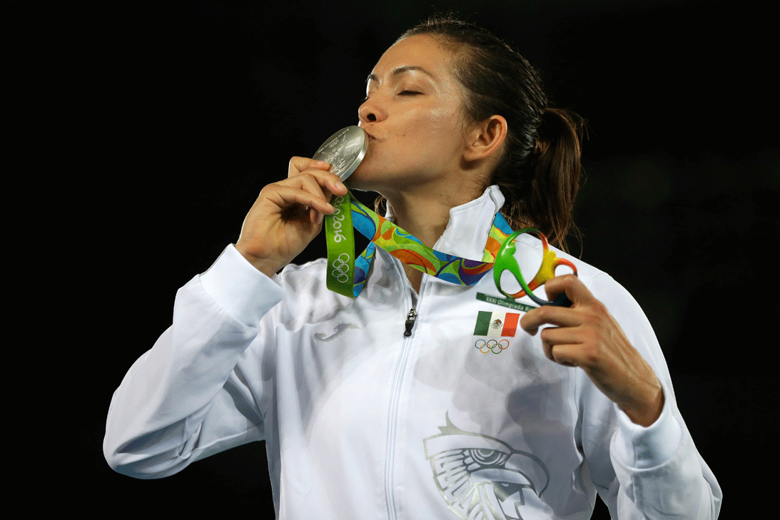 <b>María del Rosario Espinoza:</b> La taekwondoín mexicana era una de las esperanzas del país para llevarse una medalla en Rio 2016 y cumplió. Espinoza obtuvo la medalla de plata y con esto se convirtió en
<a href="http://www.univision.com/deportes/juegos-olimpicos-rio-2016/maria-espinoza-la-mejor-deportista-femenil-en-la-historia-de-mexico-gana-plata-en-rio">la atleta mexicana más ganadora de todos los tiempos</a> al sumar su tercera presea olímpica.
