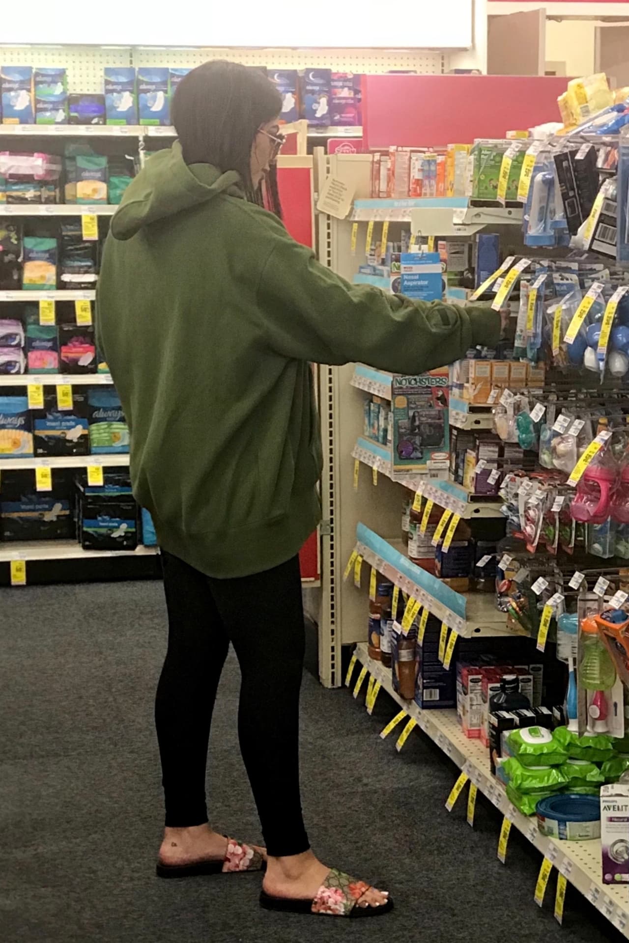 El lunes compraba artículos para bebé. ¿Sería para su recién nacida sobrina? ¿La hija de Kim y Kanye?