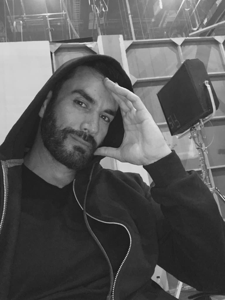 Su primer trabajo fue a los 15 años dando clases de tenis, deporte que practica desde su infancia.