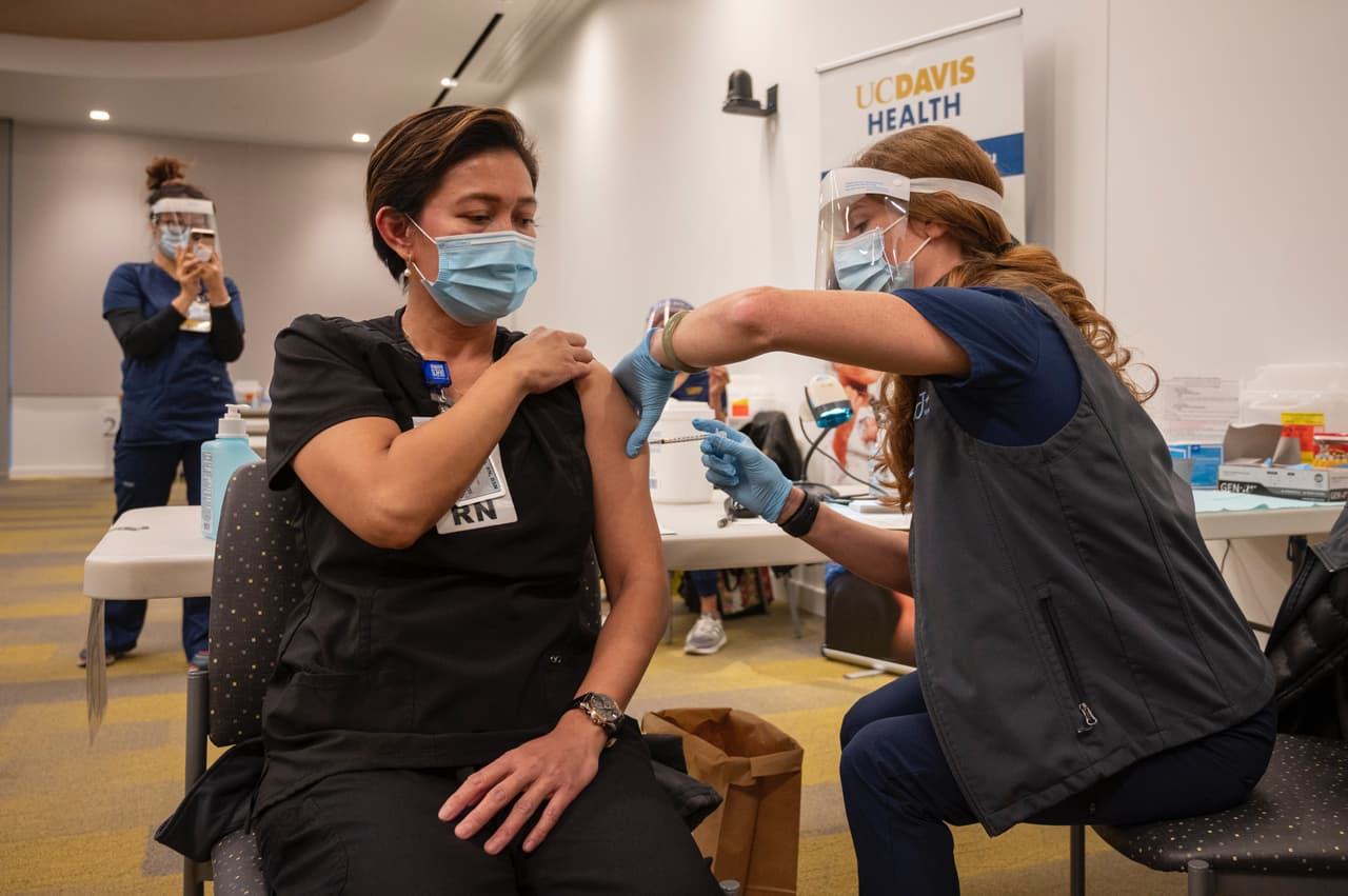 “Nunca publique fotografías con su información personal en línea”, indica Katie Conner de la oficina la Oficina del Procurador de Arizona.
<br>