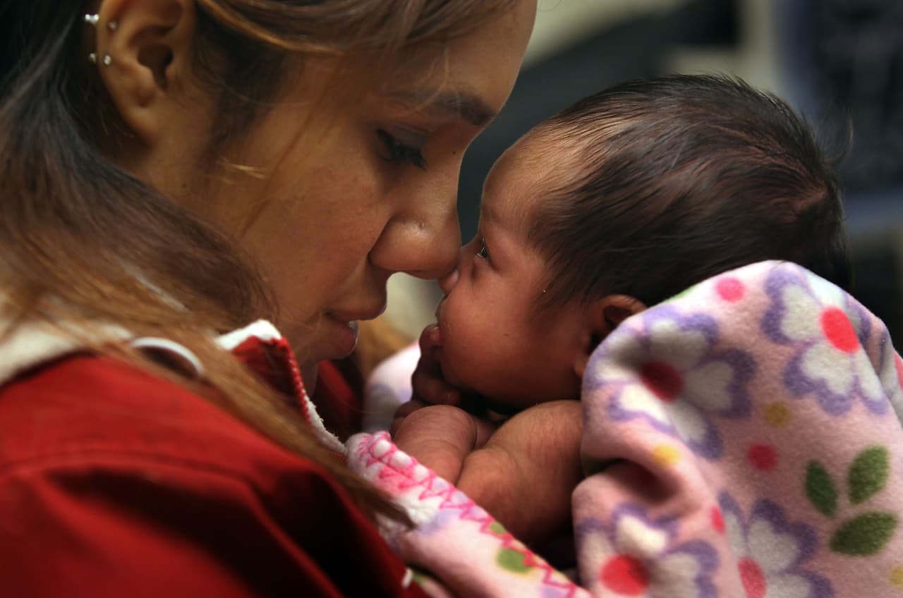 En este sentido, si bien no hay evidencia de que un grupo étnico tenga mayor probabilidad de contraer zika que otro, el viajar a áreas con zika sí aumenta el riesgo, lo que deben tomar en cuenta todos los latinos. “Partiendo de la base de que personas con familiares y amigos en países donde circula el Zika son más propensas a tener motivos para viajar a estos países, los hispanos podrían tener mayor riesgo”, comentó a Univision Noticias Siobhan Dolan, obstetra y ginecóloga del Montefiore Medical Center de Nueva York, y asesora de la organización March of Dimes.