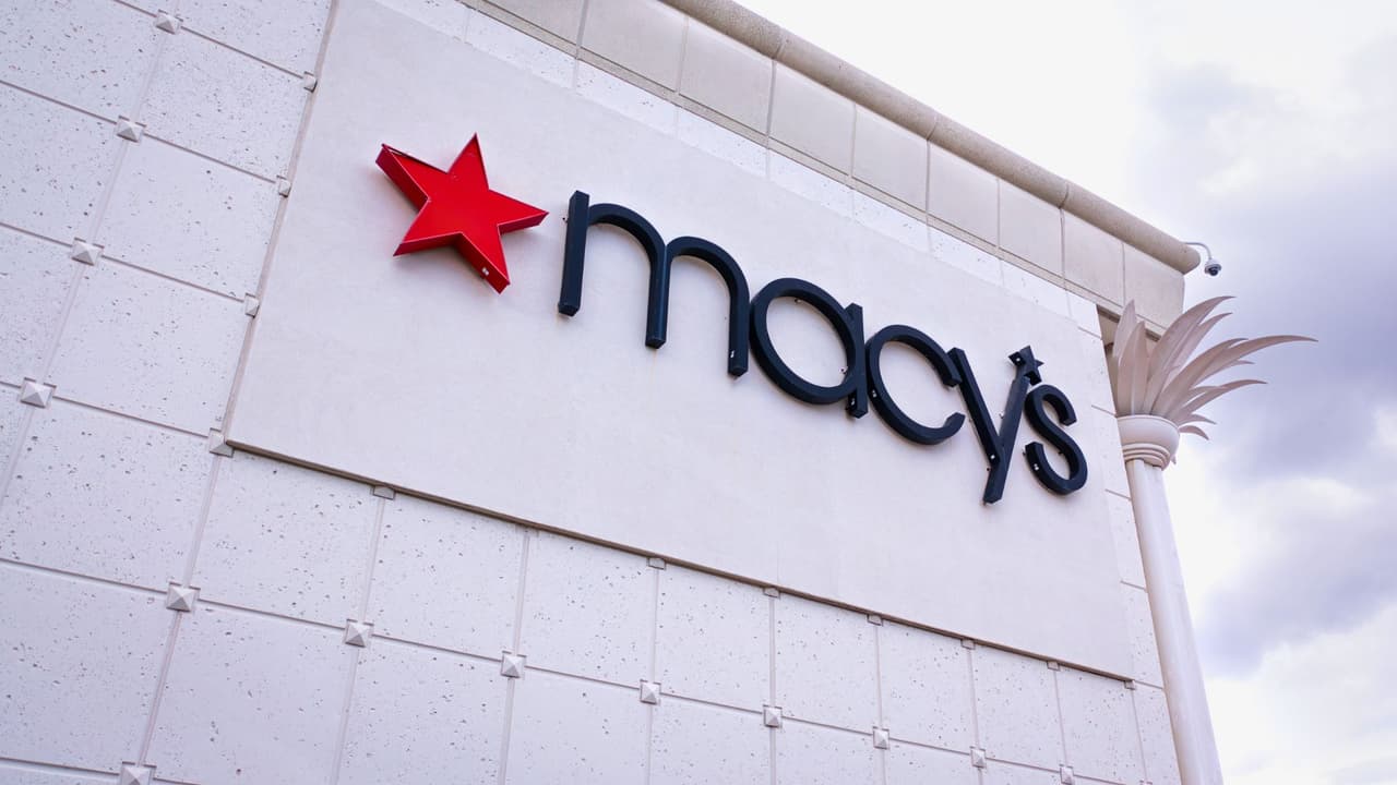 Según datos de
<a href="https://coresight.com/" target="_blank">la firma de investigación CoreSight</a>, hasta noviembre de 2024,
<b>se habían anunciado más de 7,100 cierres de diferentes tiendas en Estados Unidos</b>, un aumento del 69% en comparación con el mismo período del año pasado. Además,
<b>45 minoristas han solicitado protección por bancarrota hasta ahora en 2024, en comparación con las 25 bancarrotas en todo el año 2023.</b>