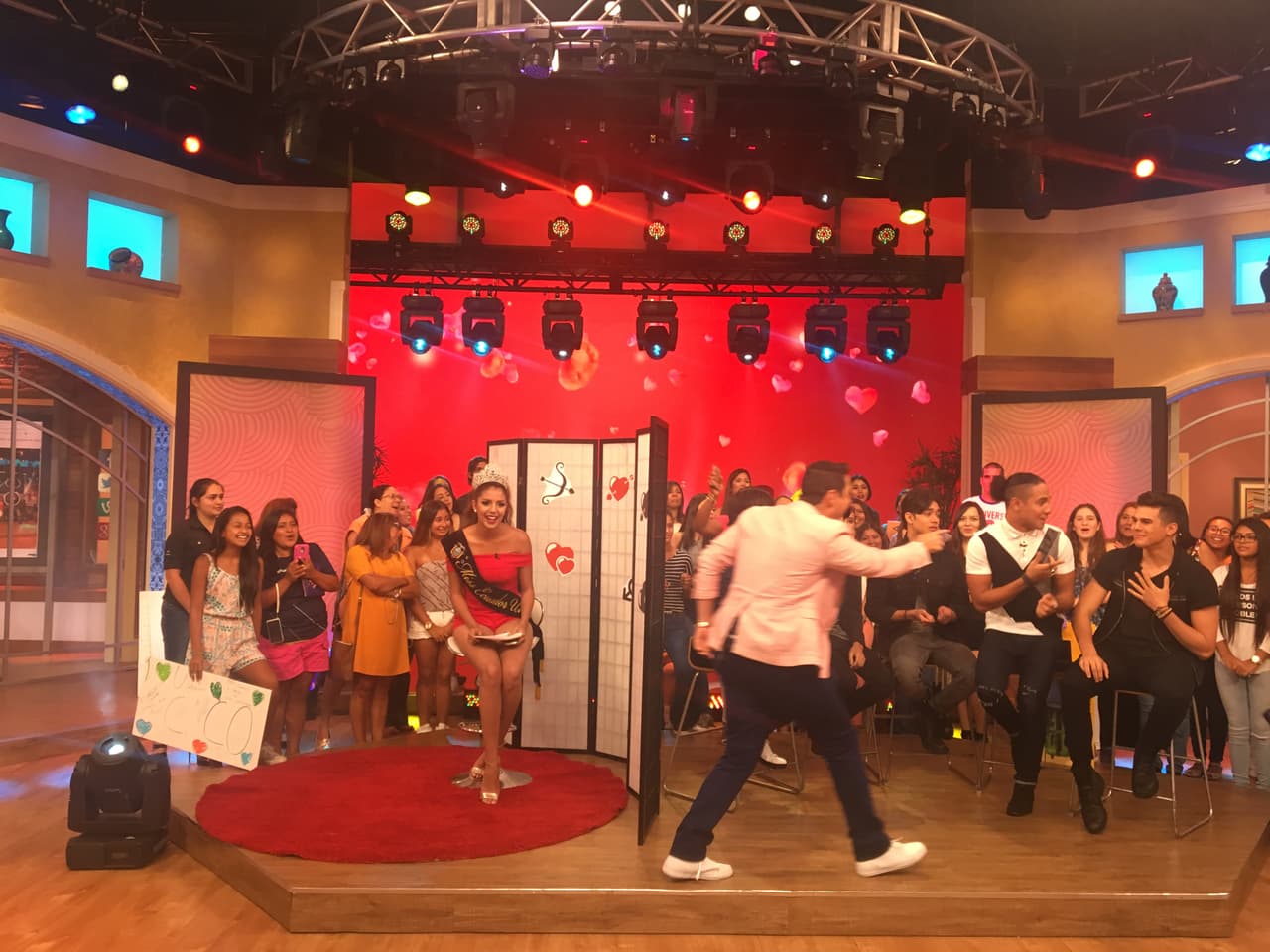 Luego de varias preguntas Connie tenía el nombre del elegido.