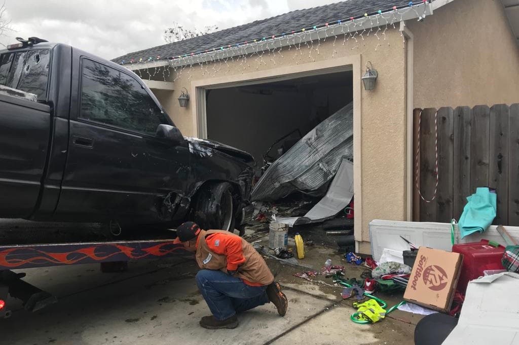 Choca contra patrulla en San José, huye de la Policía y termina incrustado en una vivienda