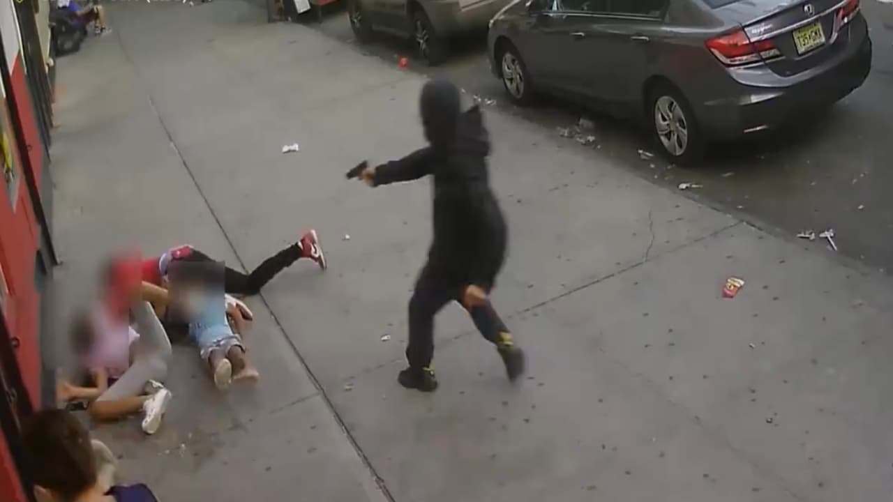 Video: tratan de matar a una persona en plena calle y dos niños casi son víctimas del ataque