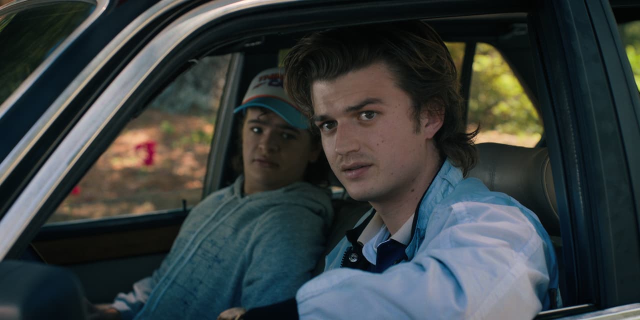 <b>Steve Harrington – Joe Keery</b>
<br>El pelo de Steve es un elemento clave en su presentación como galán de preparatoria ochentera.