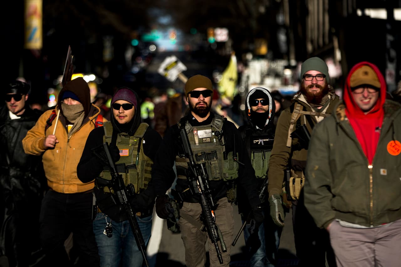 La semana pasada, el FBI arrestó a siete supuestos miembros del grupo extremista blanco 'The Base', sospechoso de tratar de provocar desorden en la manifestación. El gobernador demócrata Ralph Northam declaró el miércoles el estado de emergencia para el sitio de la manifestación, que ha estado vigente desde el viernes y continuará hasta el martes por la noche.
<br>