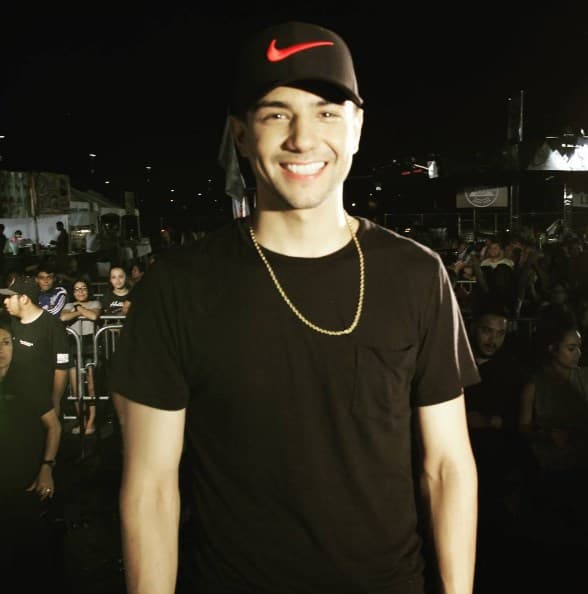 Es común ver a Luis Coronel con gorra y un estilo un tanto informal.