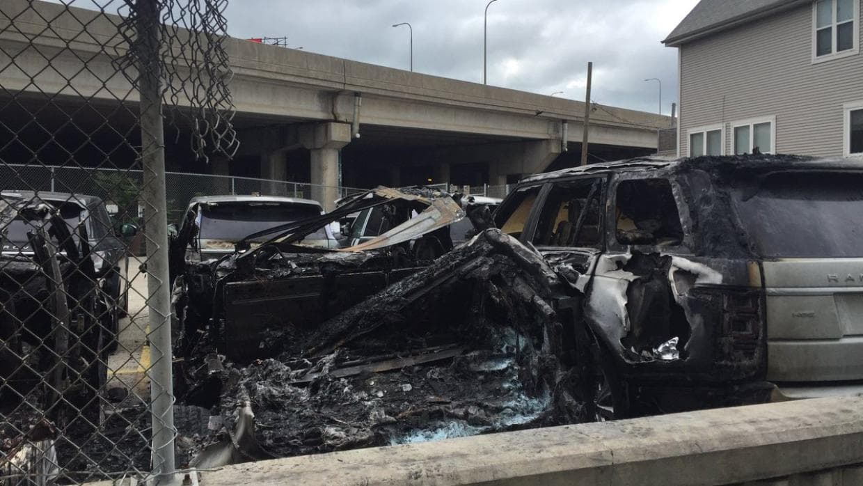 De acuerdo con la policía, la causa del incendio podría ser debido a una causa eléctrica.