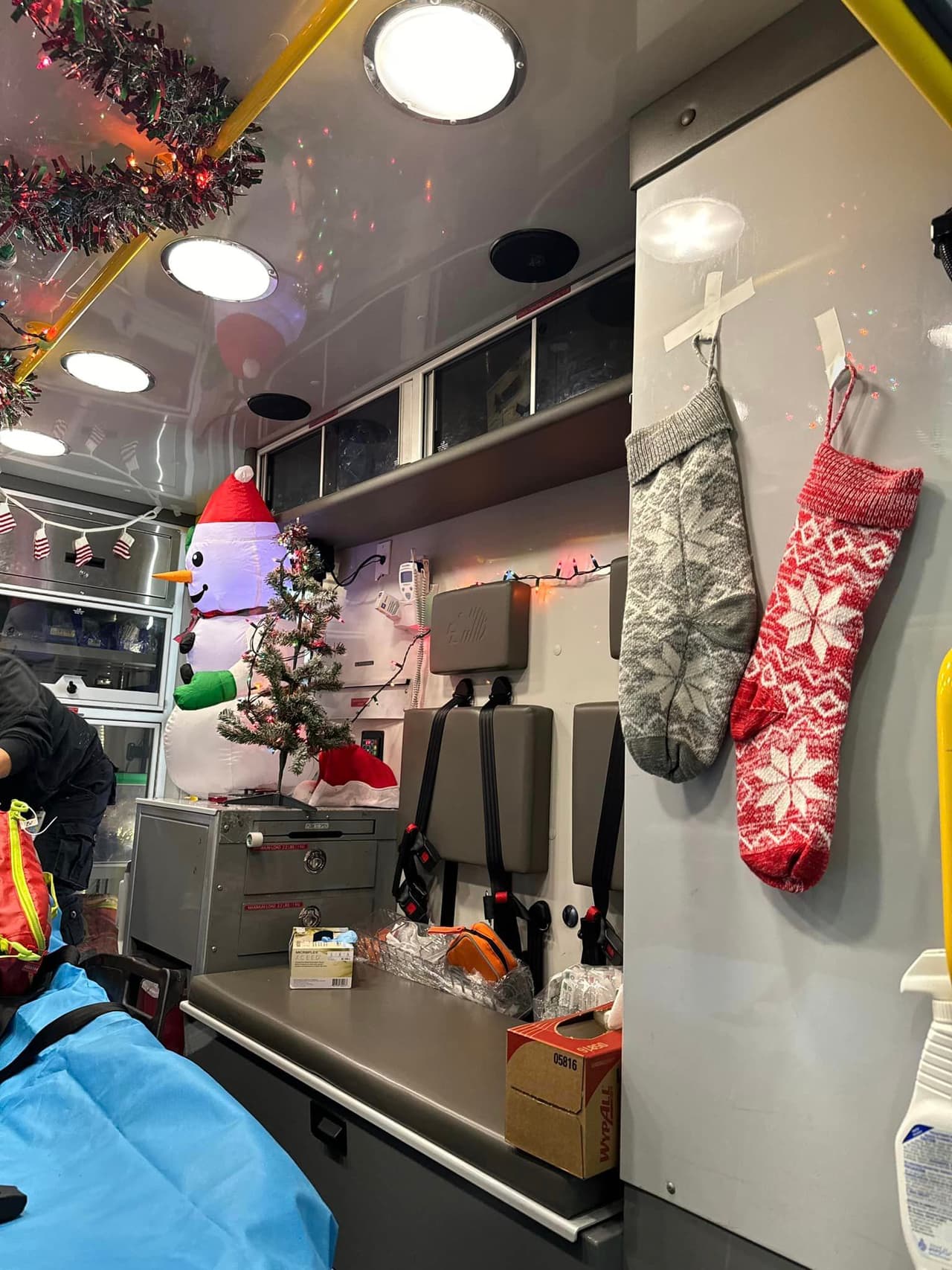 Botas navideñas cuelgan de las puertas de esta ambulancia que es solo para pacientes pediátricos.