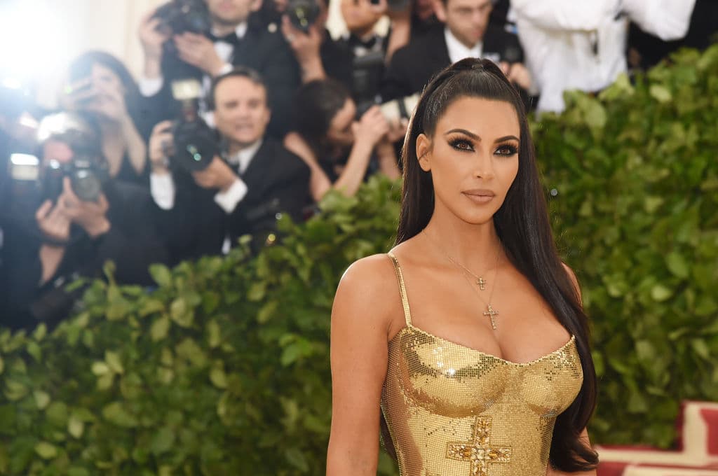 Antes, en 2012, el miedo de Kim Kardashian fue tal que 
<b><a href="https://www.univision.com/entretenimiento/chismes/kim-kardashian-aterrada-le-dice-adios-a-su-mansion" target="_blank">tuvo que abandonar su casa</a></b> después de sentirse acosada por un extraño quien, con maleta en mano, tocó a su puerta e indicó que ella lo había invitado a pasar unos días, según se reportó en ese entonces.