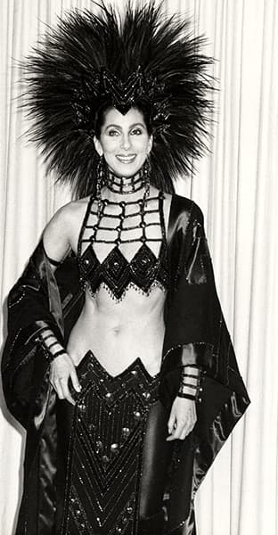 En 1986 Cher llegó así a la entrega de los Oscares. Este se convirtió en uno de sus atuendos más icónicos.