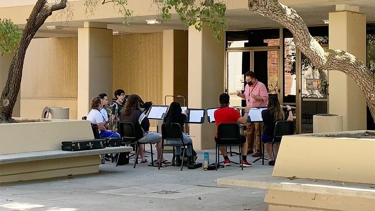 Primeras 'bajas' del mandato de vacuna contra covid-19, con 10 empleados de colegios comunitarios