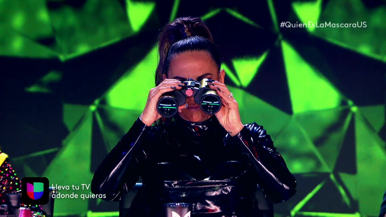 Nuestra querida Consuelo Duval ya tiene listos sus binoculares para tratar de adivinar a las personalidades detrás de cada disfraz.