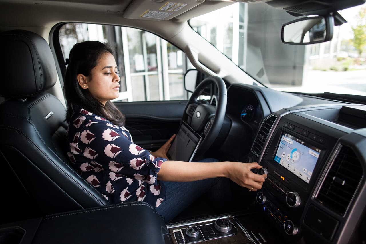 <b>Distractores al volante</b>
<br>
<br>Con tanta tecnología y conectividad a bordo como celulares, equipo de sonido, GPS, a la gente le cuesta mucho trabajo mantenerse concentrado en el camino. Esto también es cierto durante el examen de manejo. Las reglas de la Dirección de Vehículos Motorizados (DMV, por sus siglas en inglés) prohiben llevar dispositivos electrónicos encendidos, pero hay quienes pasan por alto esta medida.